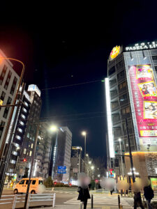 赤◯《東京・東新宿》