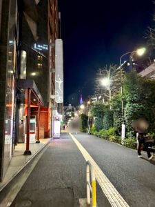 赤◯《東京・東新宿》
