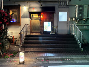 赤◯《東京・東新宿》