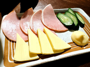 赤◯《東京・東新宿》