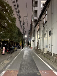 赤◯《東京・東新宿》